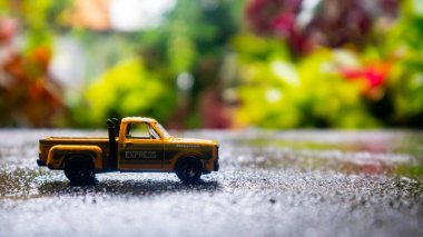 Minahasa, Endonezya: Aralık 2022, doğadaki oyuncak araba