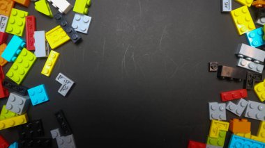 Plastik oyuncak bloklar siyah arka plan üzerinde