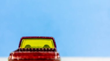 Minahasa, Endonezya: 12 Aralık 2022, mavi arka planda oyuncak araba