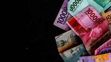 Arkaplan olarak rupiah banknotları yığını