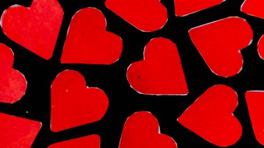 Sevgililer Günü için siyah arkaplanda kırmızı kalp