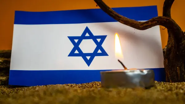 Израильский Флаг Горящие Свечи Перед Ним День Памяти Жертв Холокоста — стоковое фото