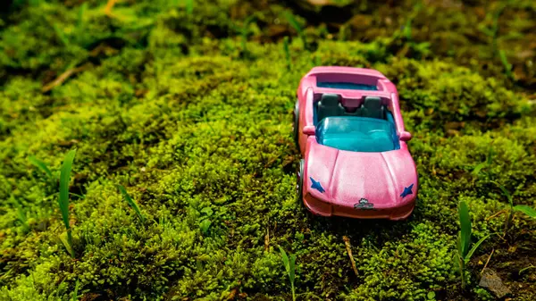 Minahasa Indonésia Sábado Dezembro 2022 Carro Brinquedo Terra Musgo Verde — Fotografia de Stock