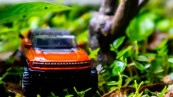 미나하사 인도네시아 2022 자연에서 장난감 자동차 — 스톡 사진