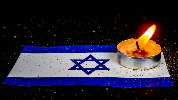 Bendera Israel Dan Lilin Yang Menyala Atasnya Hari Holocaust Kenangan Stok Gambar
