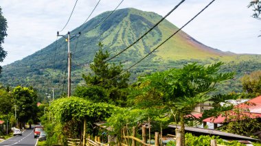 Tomohon şehrindeki güzel lokon dağı.