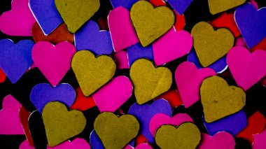 Sevgililer Günü için siyah arkaplanda renkli kalpler