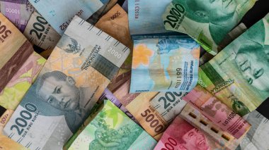 Arkaplan olarak rupiah banknotları yığını