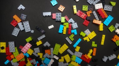 Plastik oyuncak bloklar siyah arka plan üzerinde
