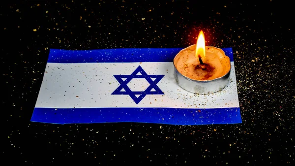 Σημαία Ισραήλ Και Αναμμένα Κεριά Από Πάνω Ημέρα Μνήμης Ολοκαυτώματος — Φωτογραφία Αρχείου