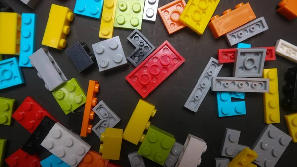 Klocki Plastikowe Zabawki Czarnym Tle — Zdjęcie stockowe