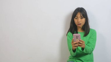 sevimli küçük kız beyaz zemin üzerine izole