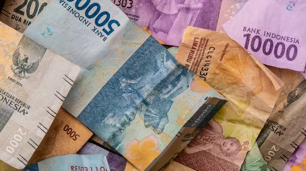 Arkaplan olarak rupiah banknotları yığını