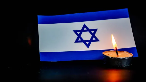 Israëlische Vlag Brandende Kaarsen Ervoor Holocaust Geheugendag — Stockfoto