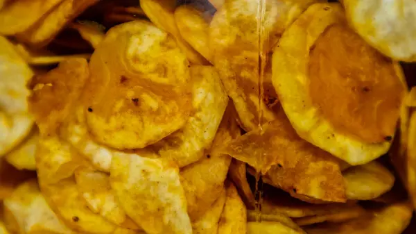 Arka planda lezzetli cips yığını