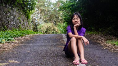 Yolun ortasında güzel küçük bir kız.