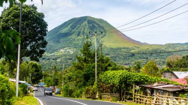 Tomohon şehrindeki güzel lokon dağı.