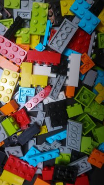 Plastik oyuncak bloklar siyah arka plan üzerinde