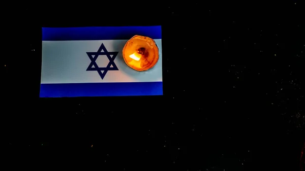 Ізраїльський Прапор Палаючі Свічки Над Ним День Пам Яті Голокосту — стокове фото