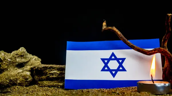 Bandeira Israelense Velas Acesas Frente Dela Dia Memória Holocausto — Fotografia de Stock