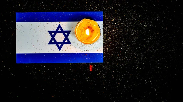 이스라엘 깃발과 불타는 홀로코스트 기억의 — 스톡 사진