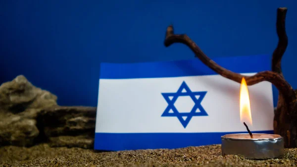 Израильский Флаг Горящие Свечи Перед Ним День Памяти Жертв Холокоста — стоковое фото