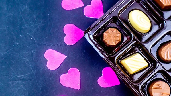 Heerlijke Chocolade Omgeven Door Een Roze Hart Een Zwarte Achtergrond — Stockfoto