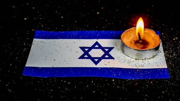 Israëlische Vlag Brandende Kaarsen Erboven Holocaust Geheugendag Stockfoto