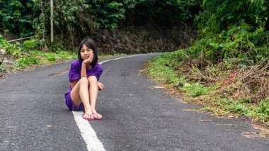 Yolun ortasında güzel küçük bir kız.