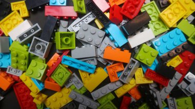 Plastik oyuncak bloklar siyah arka plan üzerinde