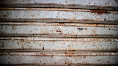 Paslı demir şeritli garaj kapısı