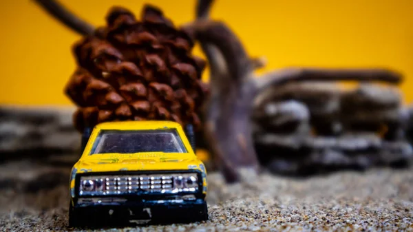 Игрушечный Автомобиль Перевозящий Шишки Оранжевом Фоне — стоковое фото