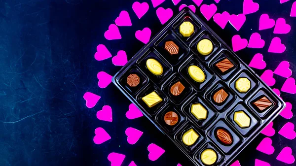 Delicious Chocolate Surrounded Pink Heart Black Background — Stock Photo, Image