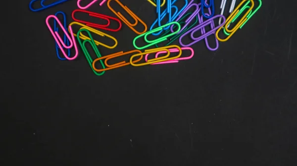 Kleurrijke Paperclips Geïsoleerd Zwarte Achtergrond — Stockfoto