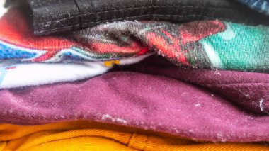 arka plan olarak kıyafet yığını