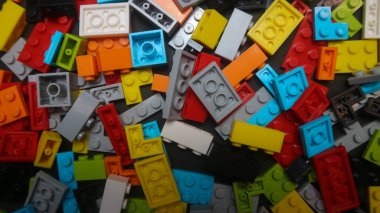 Plastik oyuncak bloklar siyah arka plan üzerinde