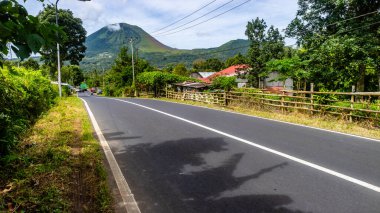 Tomohon şehrindeki güzel lokon dağı.