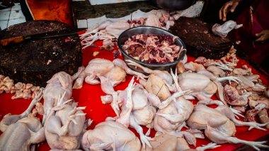 Tondano geleneksel pazarında çiğ tavuk