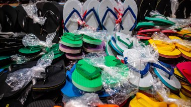 Ayakkabı mağazasında bir yığın ayakkabı.