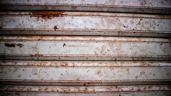 錆ついた鉄のストライプガレージのドア — ストック写真