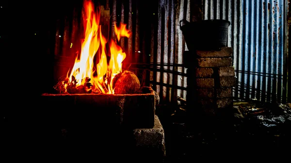炉で火が燃える — ストック写真