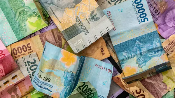 Arkaplan olarak rupiah banknotları yığını