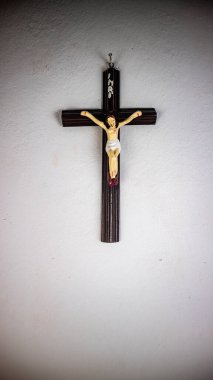 Beyaz bir duvara asılmış bir haç.