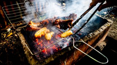 Domuz eti kömürde kızartılmış.