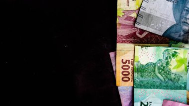 Arkaplan olarak rupiah banknotları yığını