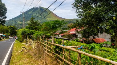 Tomohon şehrindeki güzel lokon dağı.