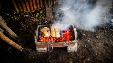 Domuz eti kömürde kızartılıyor.