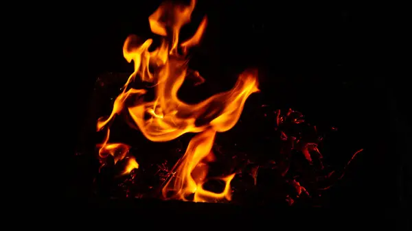 Пылающее Пламя Черном Фоне — стоковое фото
