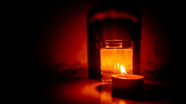 Ένα Μικρό Στρογγυλό Αρωματικό Κερί Ένα Ποτήρι Βότκα — Φωτογραφία Αρχείου