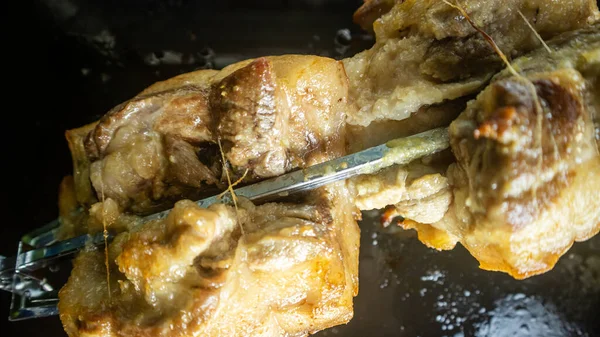 Lezzetli fırında kızartılmış domuz rostosu.